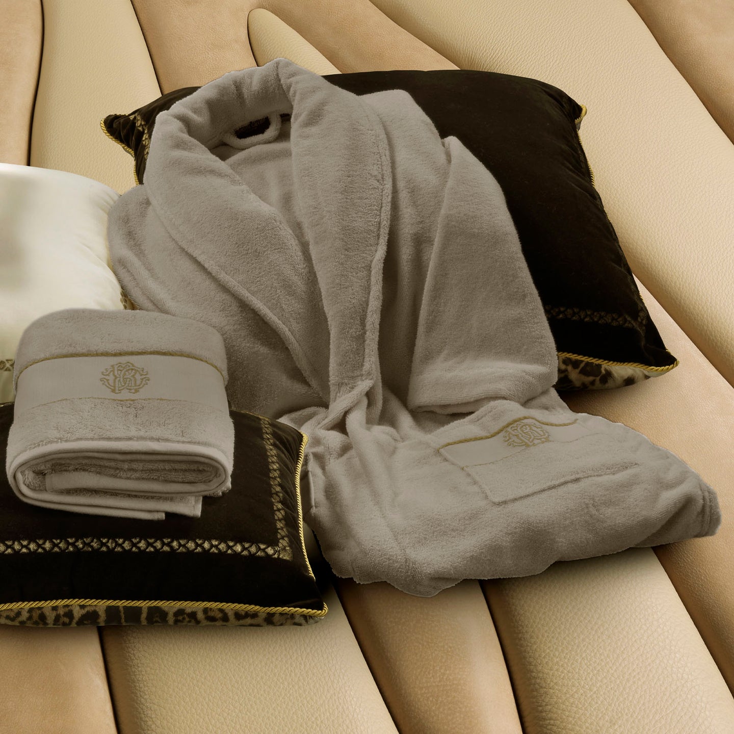 Accappatoio con Cappuccio Roberto Cavalli Gold-new Barocco in Spugna