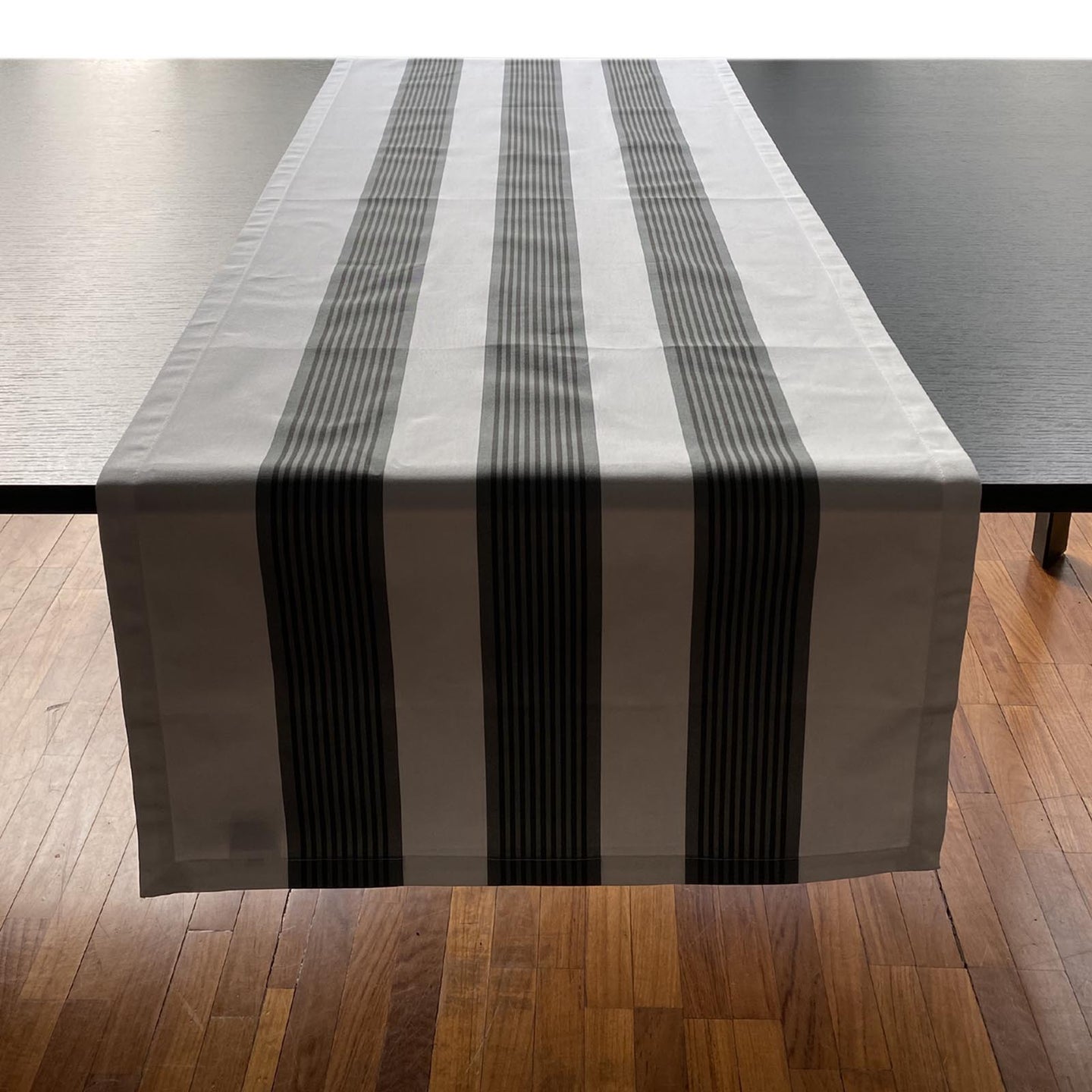 Runner per la tavola Mirabello Stripes Moderno in Saia di Cotone