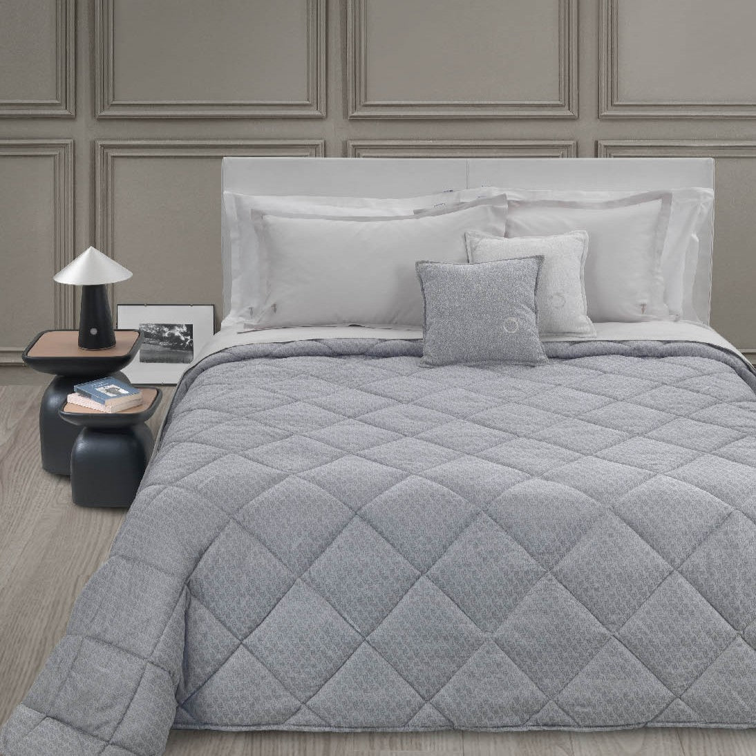 Copriletto Trapuntato Trussardi Straw Geometrico in Raso Jacquard